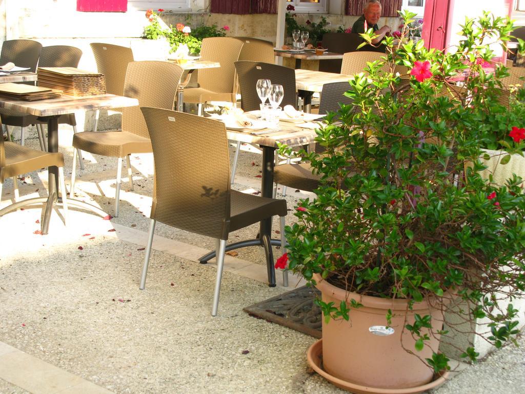 Logis Hotel & Restaurant Le Saint Savinien Экстерьер фото