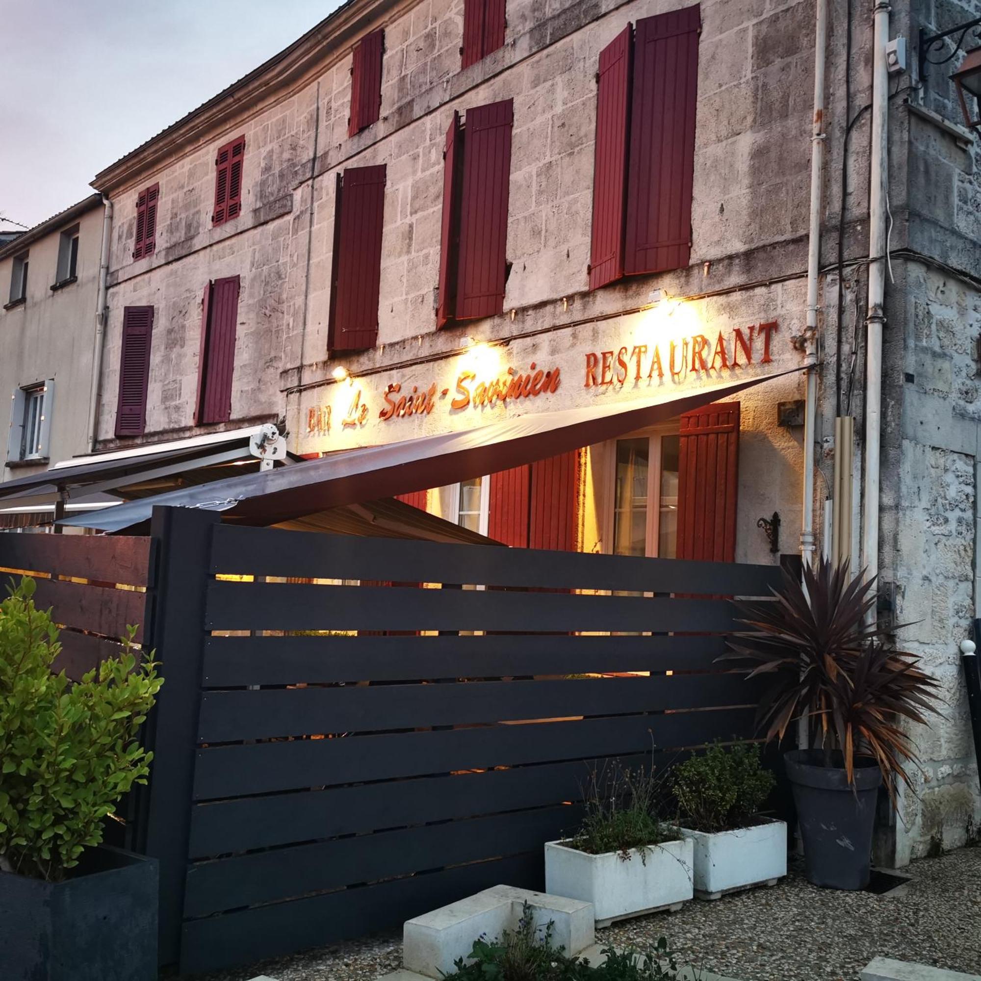 Logis Hotel & Restaurant Le Saint Savinien Экстерьер фото