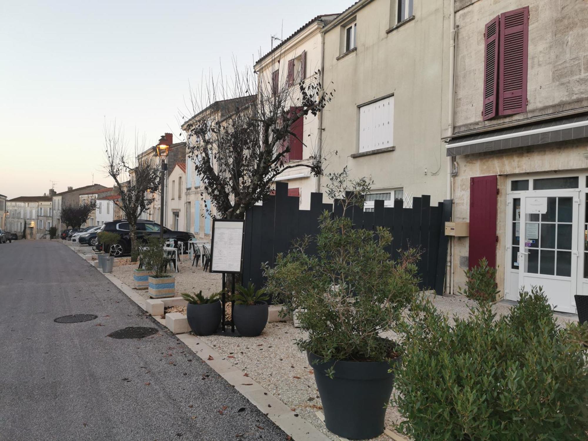 Logis Hotel & Restaurant Le Saint Savinien Экстерьер фото