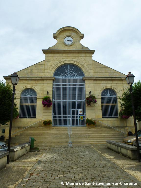 Logis Hotel & Restaurant Le Saint Savinien Экстерьер фото